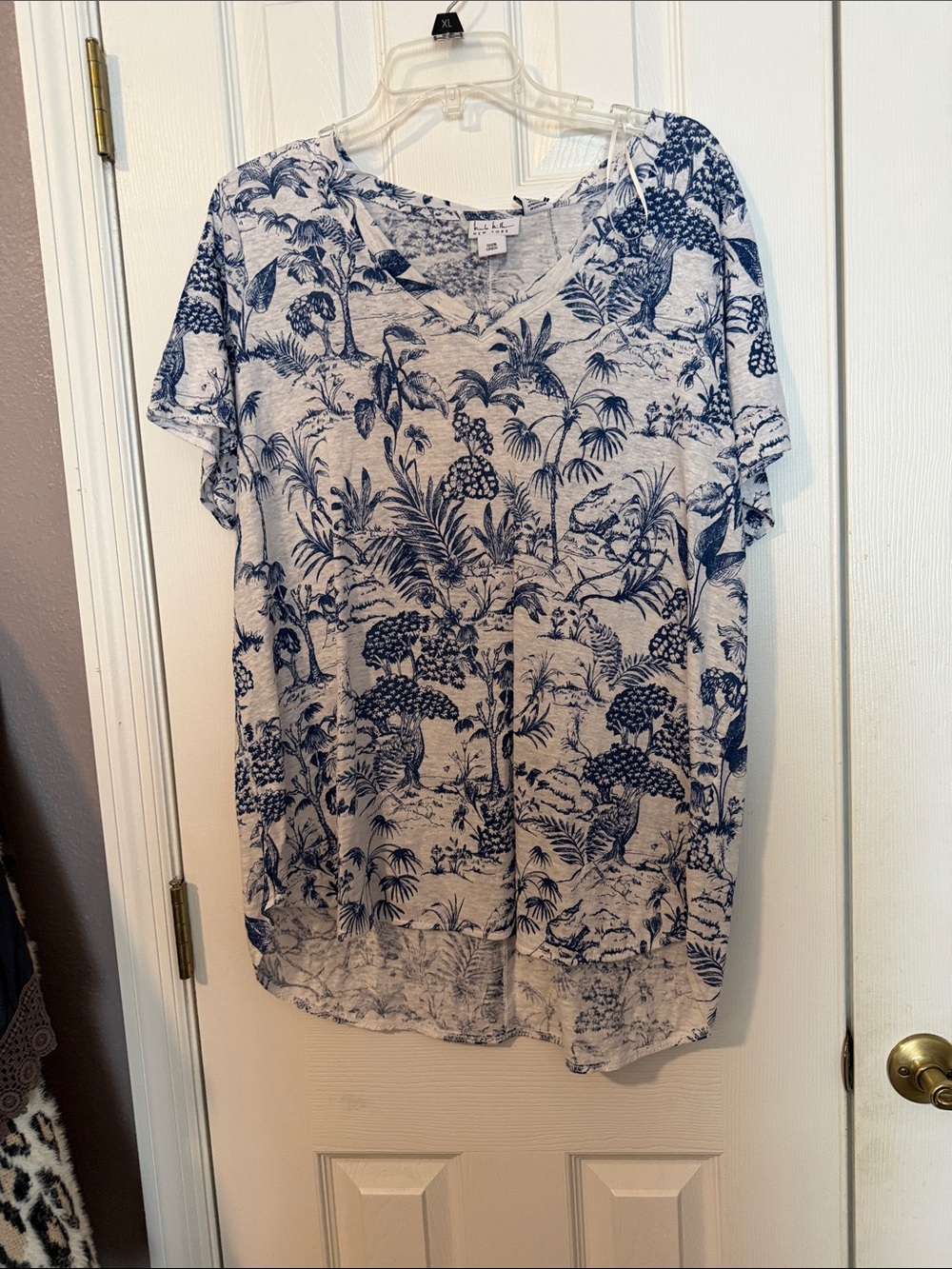 V-Neck Short Sleeve Linen Tee in Blue Botanical Print